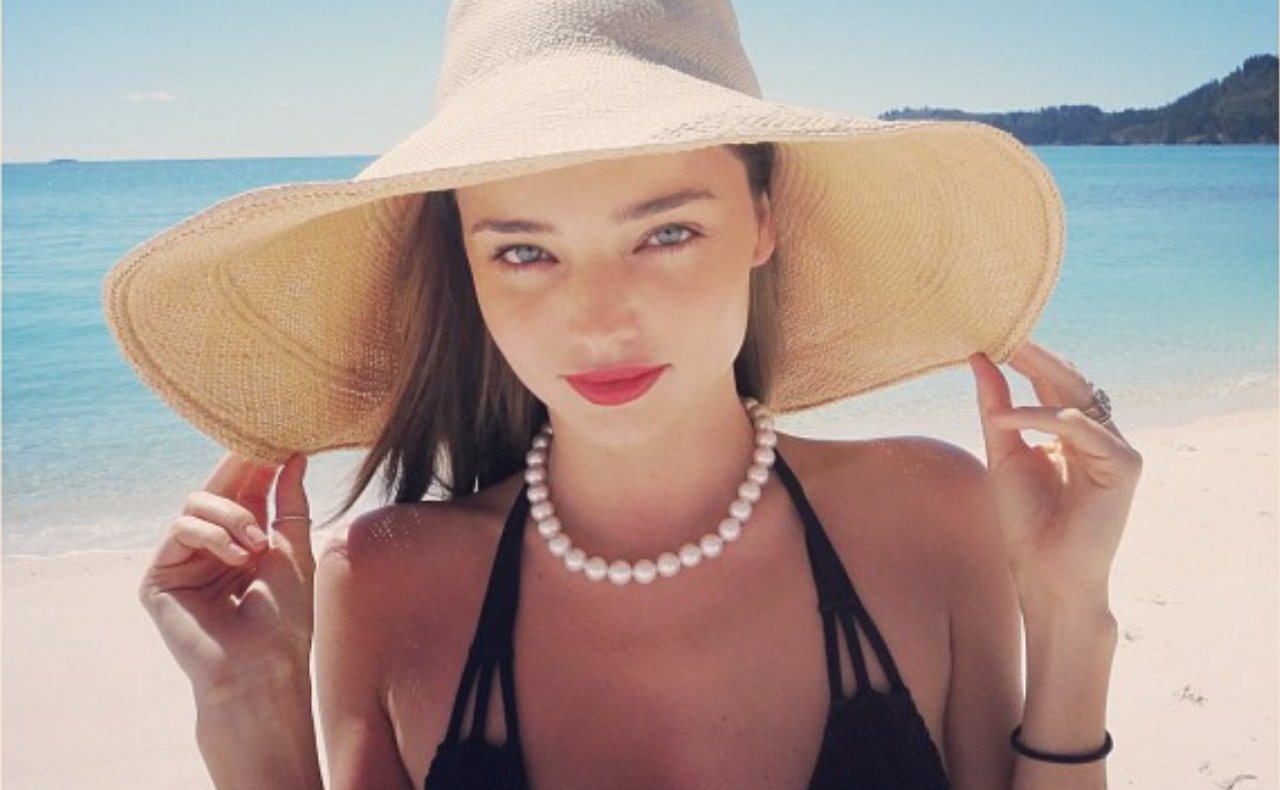 miranda kerr beach hat