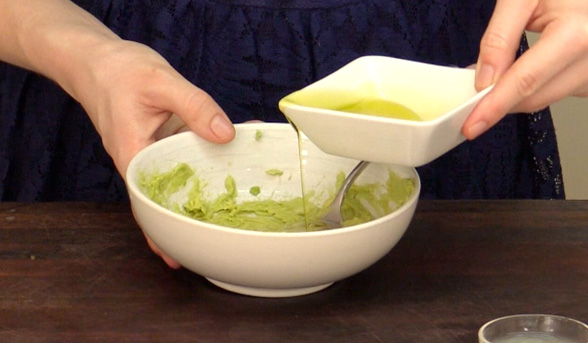 How-to: hydrating avocado mask