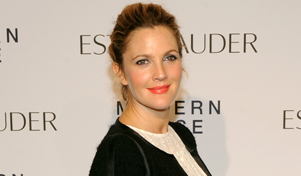 Drew Barrymore applies concealer on the subway