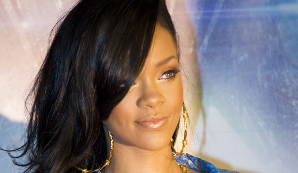 Peachy keen on Rihanna’s apricot and gold eye shadow