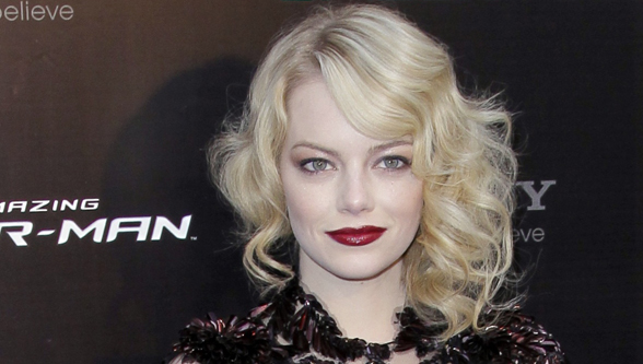 Emma Stone's new dark hair is a gothic dream - HelloGigglesHelloGiggles