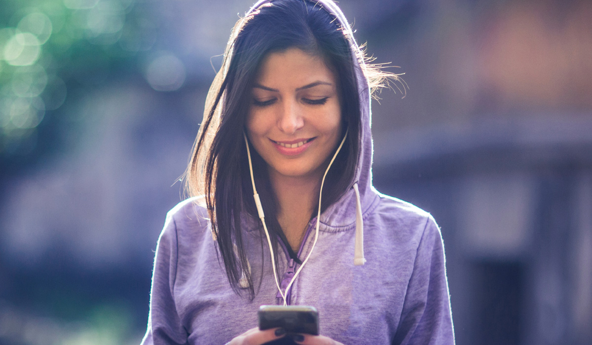 Can dirty earphones cause breakouts?