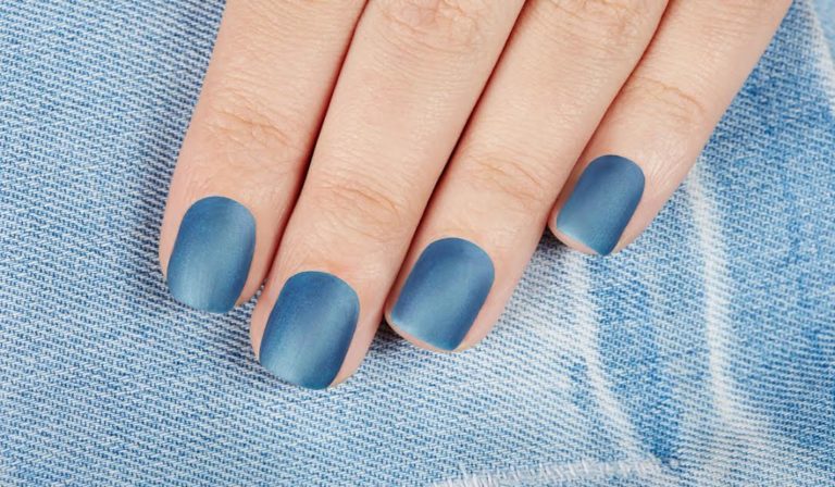 This is how to wear matte nail polish