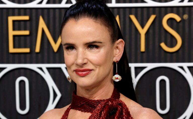 Juliette Lewis’ Emmy Awards Makeup Perfectly Matched Her Dress