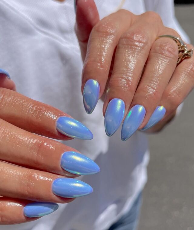 Chrome nails in the sun vs. chrome nails in the shade ☀️

📷: @karin.nailedit 

#nails #chromenails #nailinspo #bluenails