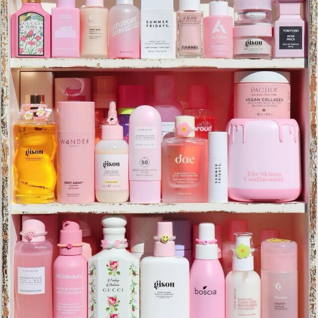 Let this be the inspo/nudge you needed to finallllyyyy sort your beauty products out tonight💓

📷: @dirtyboysgetclean 

#shelfie #skincare #beautyhaul